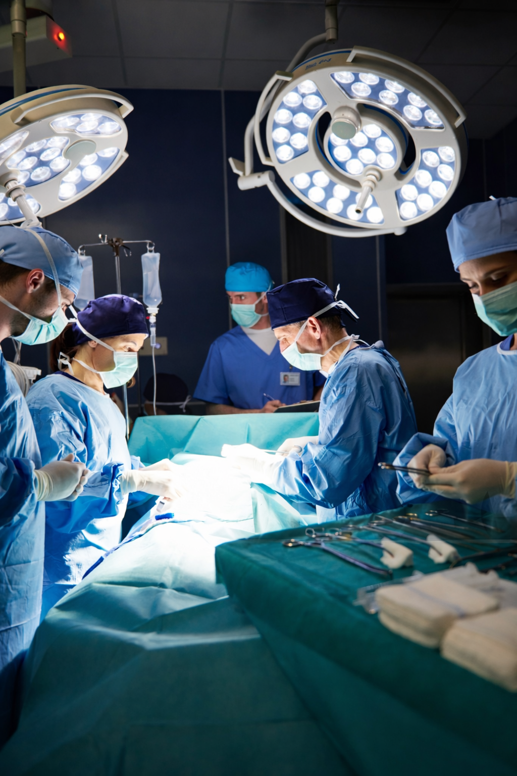 Charge nurse leading a huddle with clinical staff at the start of a shift